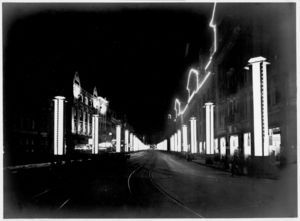 Lichtzuilen op het Damrak tijdens de Edison Lichtweek te Amsterdam, 1929.